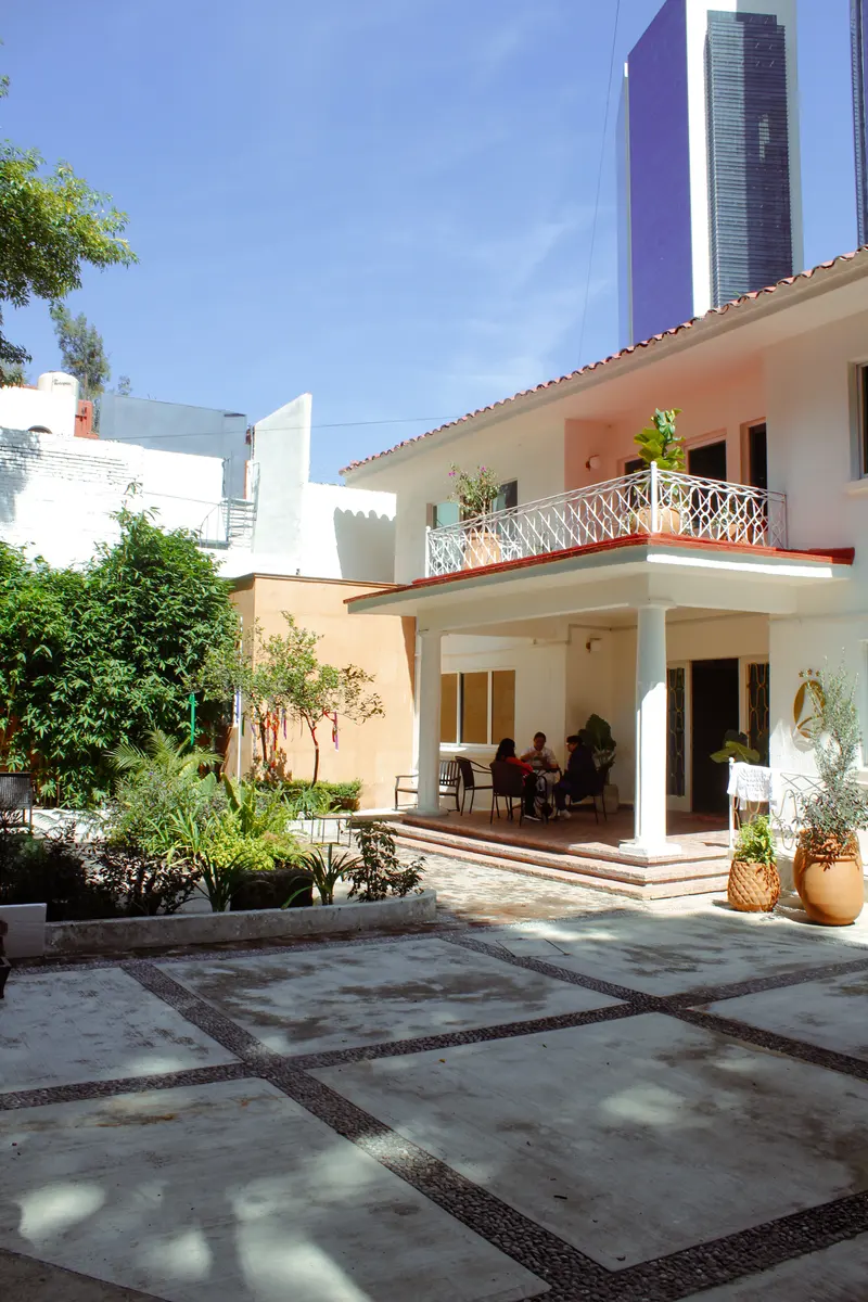 Fachada de la residencia Le Monde Coyoacán vista desde el jardín interior