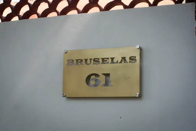 Placa de la entrada de la residencia en Bruselas 61, colonia Del Carmen, Coyoacán