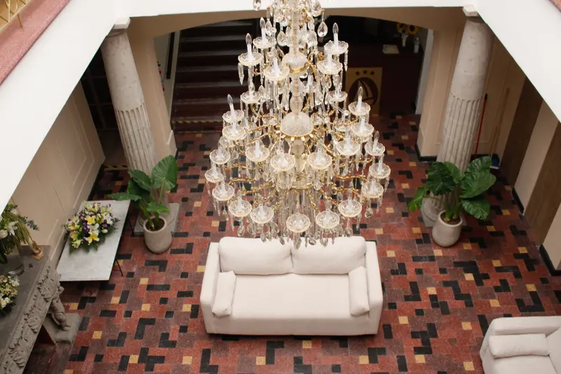 Candil de cristal sobre la sala de estar del vestíbulo principal