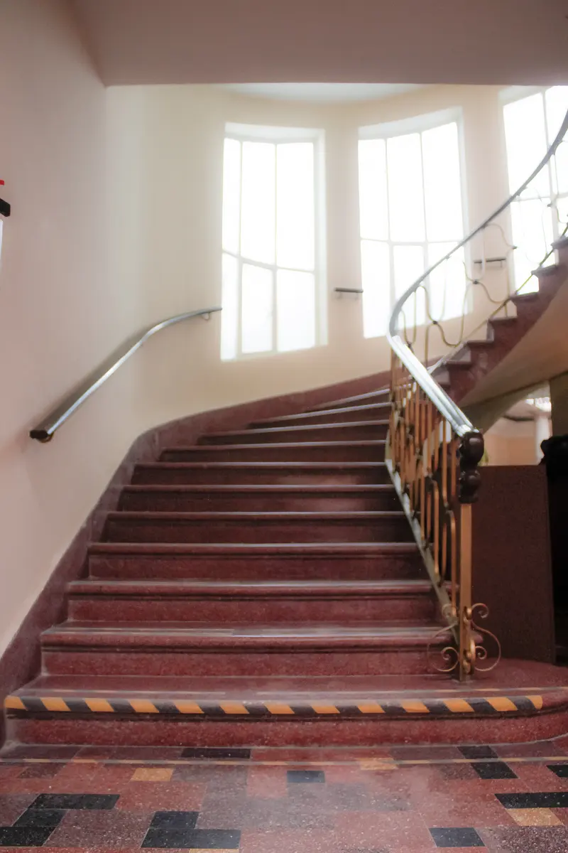 Escalera principal de la casa iluminada con luz natural