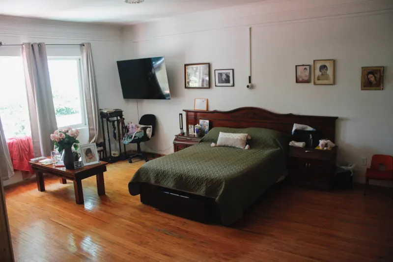 Habitación con televisión, vista al jardín y espacio para objetos personales